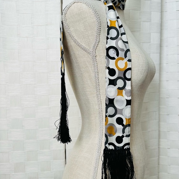 Coach Signature Scarf Multifunctional - Picture 5 of 12